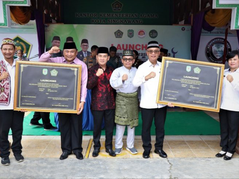 Launching kampung moderasi beragama Singkawang di halaman kantor Kementerian Agama Singkawang. (MC/RN)