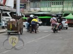 Petugas UPT Kebersihan Singkawang sibuk menyapu jalanan di Singkawang.