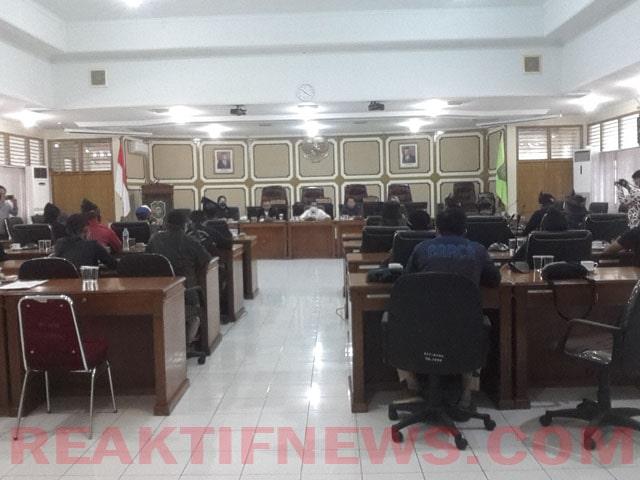 DPRD Kota Singkawang menggelar public hearing dengan perwakilan POM Kota Singkawang.