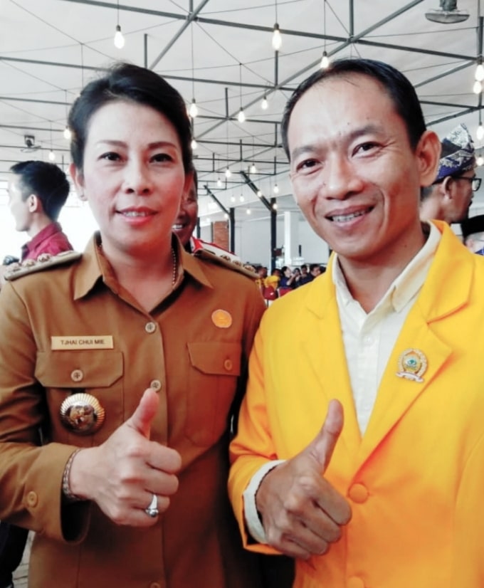 Em Abdurrahman bersama Walikota Singkawang Tjhai Chui Mie