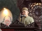 Pj Wali Kota Singkawang Sumastro berikan kultum saat tarawih di Masjid Raya Singkawang.
