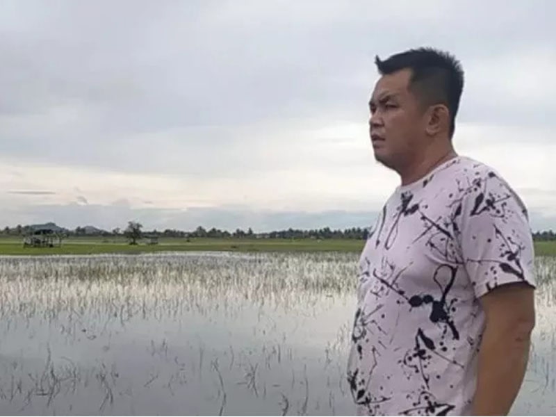 Muhammadin Pprihatin sawah di Singkawang terendam akibat banjir.