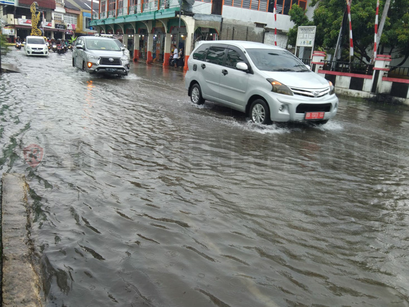genangan air hingga menutupi jalan di samping masjid raya singkawang