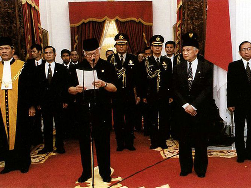 presiden soeharto saat mengumumkan pengunduran diri