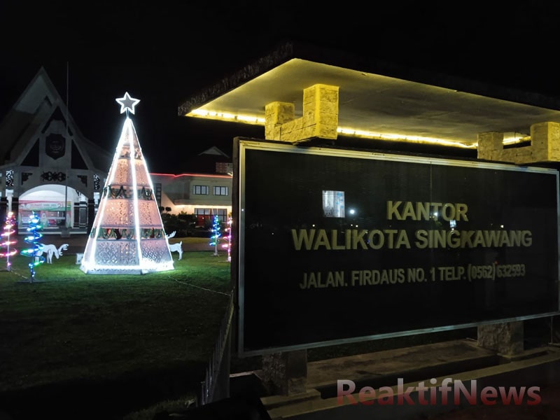 Hiasan Natal 2022 di teras Kantor Wali Kota Singkawang.