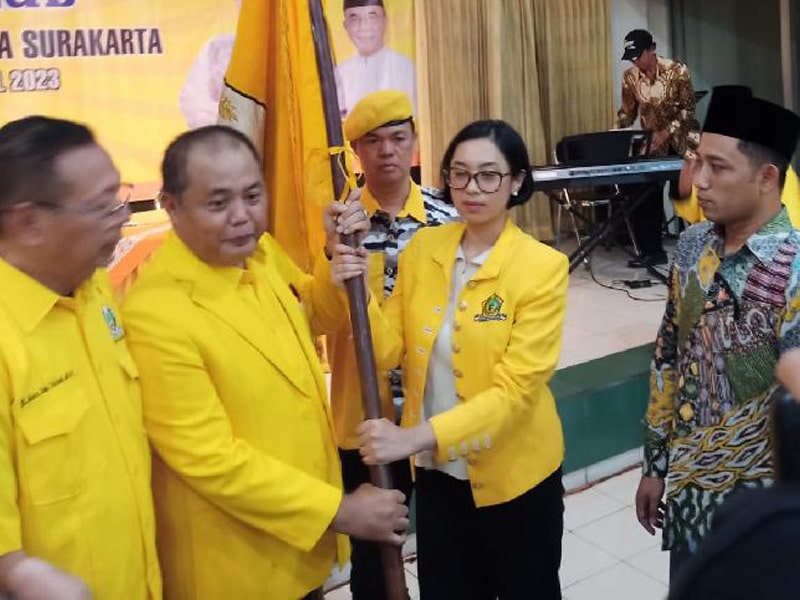 Putri Akbar Tanjung, Sekar Krisnauli (tiga dari kiri) menerima pataka dari Sekretaris DPD I Partai Golkar Jawa Tengah Juliyatmono usai terpilih sebagai Ketua DPD II Partai Golkar Kota Solo