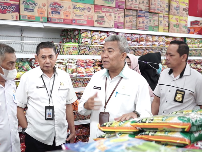 Disperindag ESDM Provinsi Kalimantan Barat bersama Tim Satgas Pangan berdiskusi tentang kesiapan bahan pangan dengan pihak managemen Mitra Anda dalam SIDAK bahan pangan pasar modern.